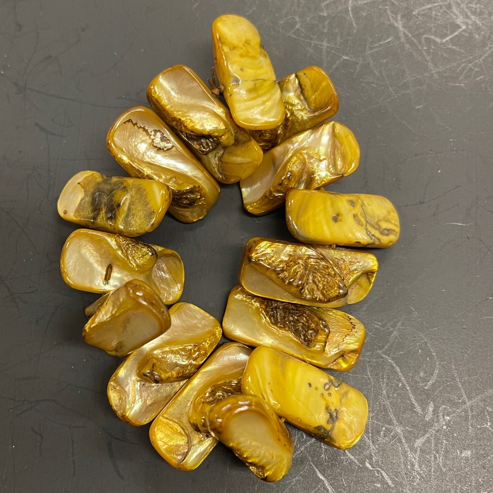 Vintage Dyed Polished Mother of Pearl Chunky Shell Stretch Bracelet